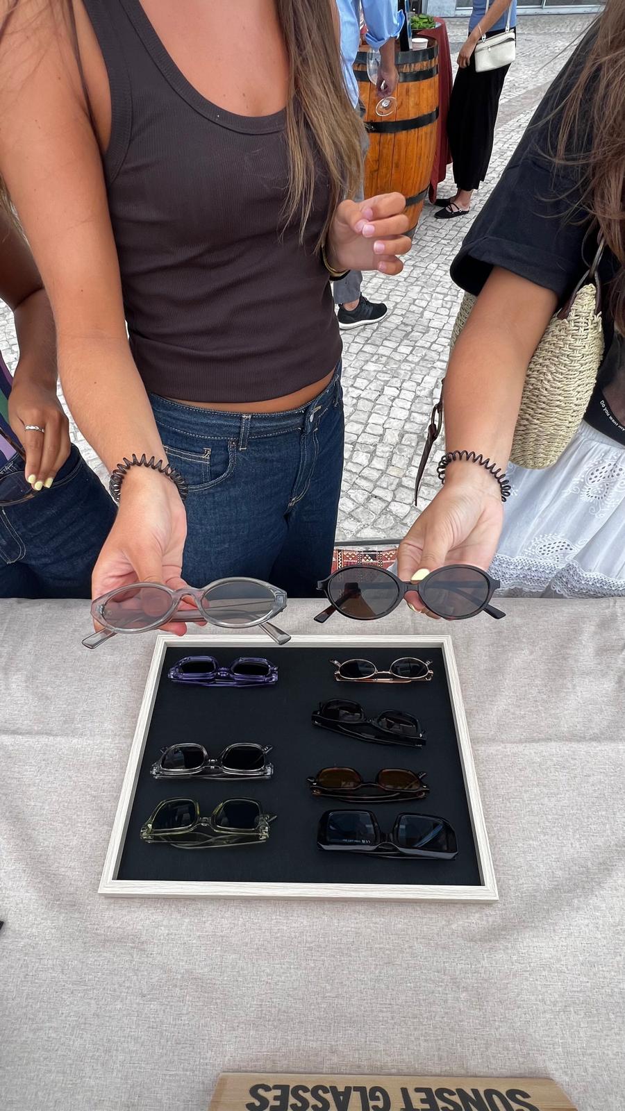 Óculos Muyè expostos na banca