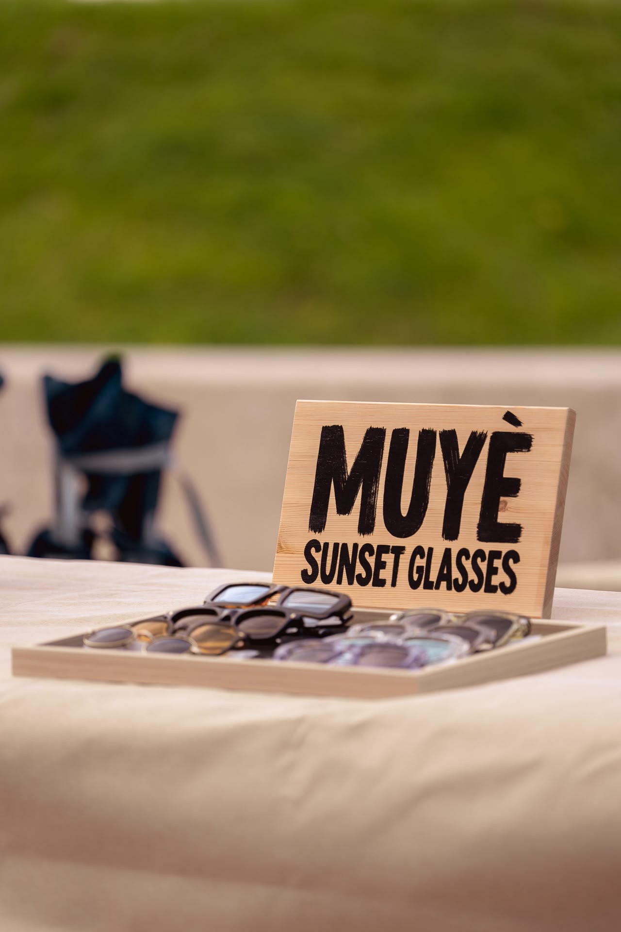 Banca Muyè Sunset Glasses ao pôr do sol